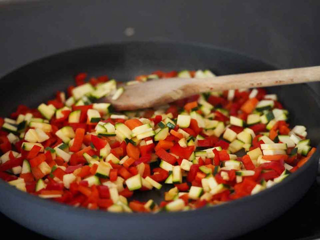 Brate das Gemüse so lange an, wie du es gerne im Knödel haben möchtest.