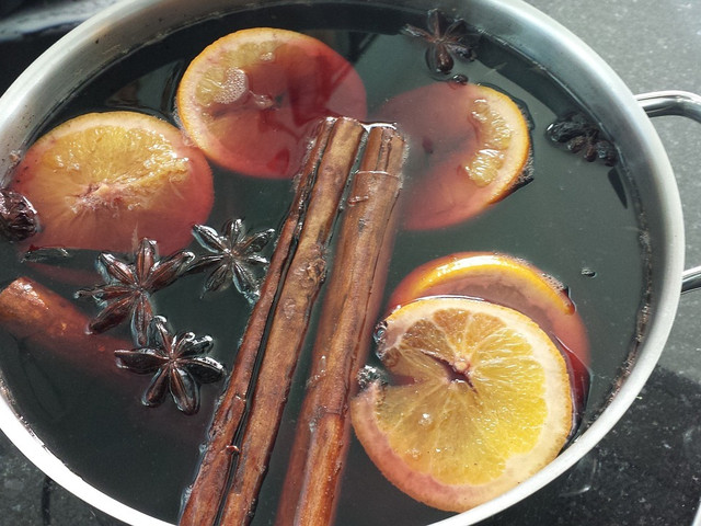 Tipps und Varianten des Kinderpunsch Anstelle von ausgepresstem Zitronensaft kannst du auch einfach ein paar Scheiben Zitrone oder Orange mitkochen.
