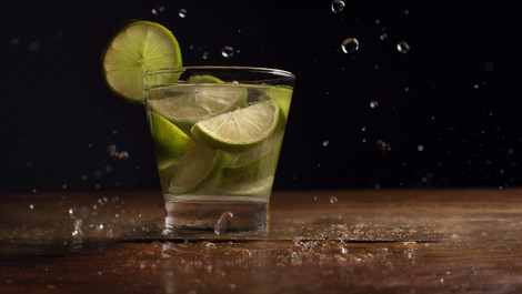 Caipirinha-Bowle: Party-Rezept mit alkoholfreier Variante