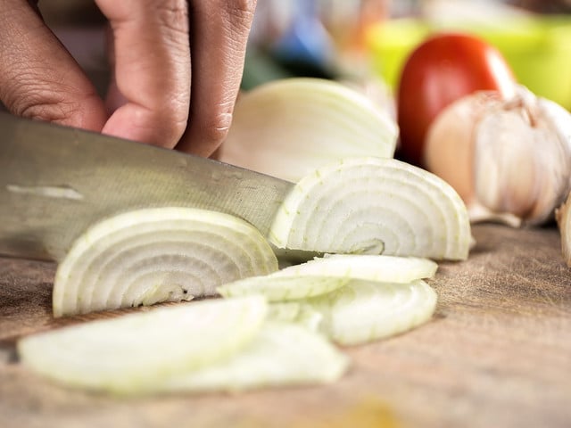 Geschmorte Zwiebeln passen ebenfalls gut zu den veganen Königsberger Klopsen.