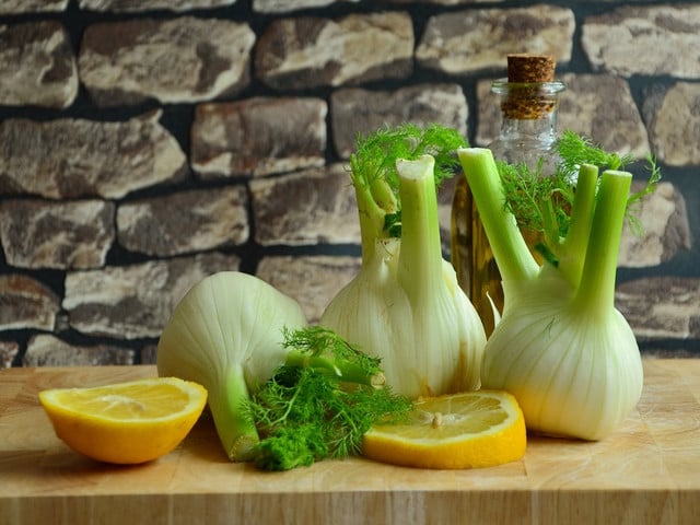 Geschmorten Fenchel zubereiten: So geht’s Geschmorter Fenchel schmeckt nicht nur lecker, sondern ist auch gesund.