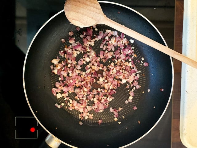 Geröstete Zwiebeln und Knoblauchzehen geben den veganen Cevapcici ein leckeres Aroma.