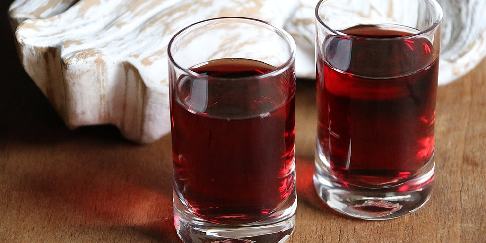 Johannisbeerlikör: Einfaches Rezept für den Beerenschnaps