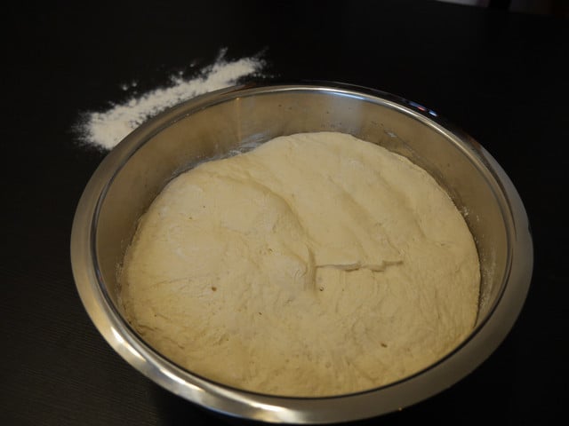 Nach mindestens 30 Minuten ist der Pizzateig aufgegangen.