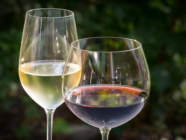 Als Grundlage für eine Essigmutter kannst du entweder Rotwein oder Weißwein verwenden.