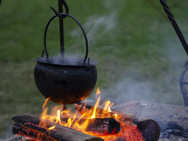 Du kannst den Feuertopf mit einer passenden Vorrichtung auch über offenem Feuer kochen.