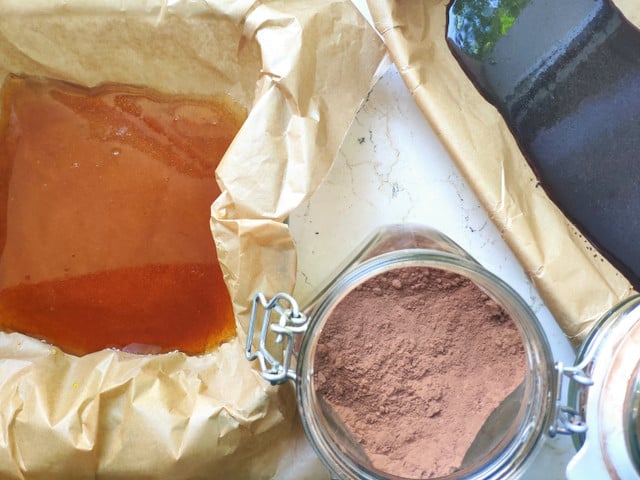 Xylit mit Hagebuttenpulver oder Kakao ergeben verschiedene Bonbon-Farben.