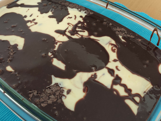 Verziere die Cheesecake Brownies auf der Oberfläche noch vor dem Backen mit dem Schoko-Teig.