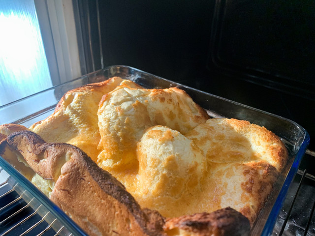 Dutch Baby geht im Ofen ordentlich auf.