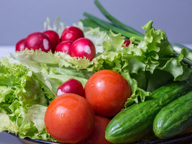 Belege deinen veganen Hamburger zum Beispiel klassisch mit Tomate, Gurke und Salat.