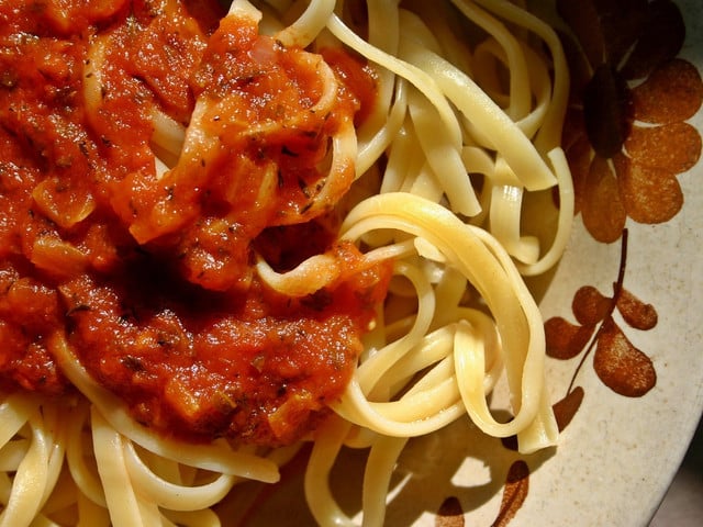 Tomatensauce passt zu vielen Pasta- und Reisgerichten.