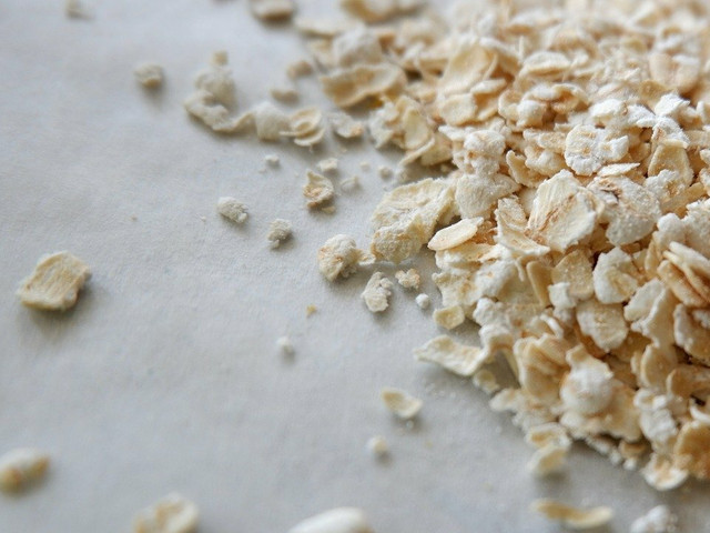 Frühstück zum Mitnehmen: Rezept für vegane Bananen-Haferflocken-Schnitten Die wichtigste Zutat in Flapjacks: Haferflocken.